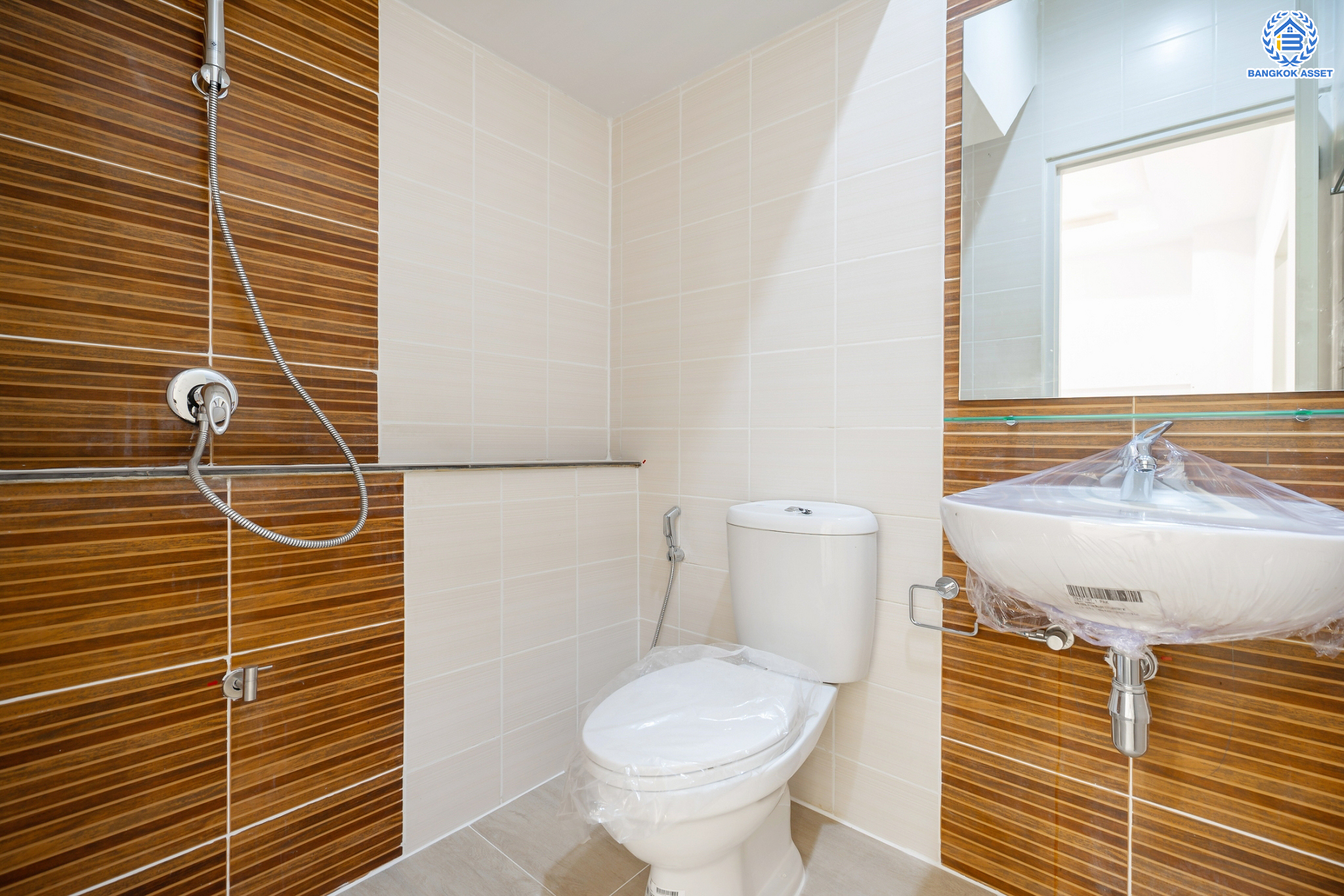 บ้านมือสองตกแต่งใหม่ ม.มณฑล8 ทวีวัฒนา ทาวน์เฮ้าส์เนื้อที่ 22.5 ตร.ว. ฟังก์ชัน 3 ห้องนอน 1 ห้องน้ำ 1 ห้องอเนกประสงค์ 1 ที่จอดรถ เชื่อมต่อทุกการเดินทางทั้ง ถ.เพชกษม, ถ.พุทธมณฑลสาย3, ถ.กาญจนาภิเษก ใกล้เดอะมอลล์บางแค และรถไฟฟ้าสายสีน้ำเงิน "สถานีหลักสอง"